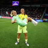 Frauen-EM: Die Italienerinnen Rachele Baldi und Giada Greggi feiern den Halbfinaleinzug