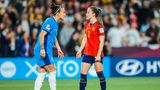 Die Fußballerinnen Lucy Bronze (England) und Ona Batlle (Spanien)