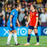 Die Fußballerinnen Lucy Bronze (England) und Ona Batlle (Spanien)