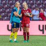 Frauen-EM: Magdalena Eriksson (Schweden) und Pernille Harder (Dänemark)