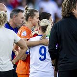 Frauen-EM: Die Fußballerinnen Vivianne Miedema (Niederlande) und Beth Mead (England)