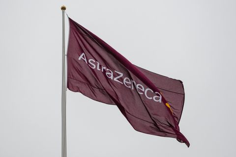 Fahne mit Astrazeneca-Logo