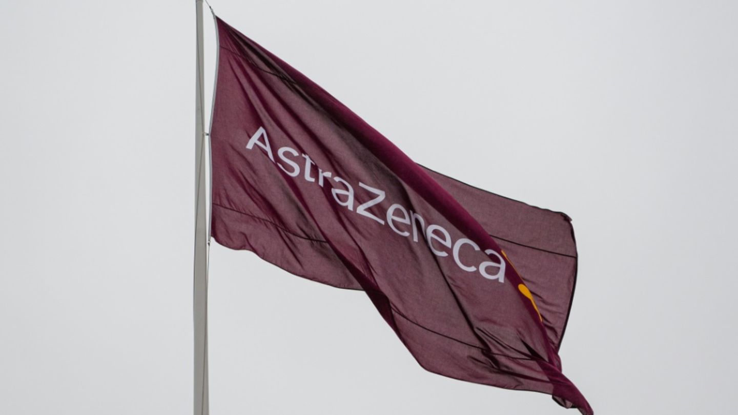 Fahne mit Astrazeneca-Logo