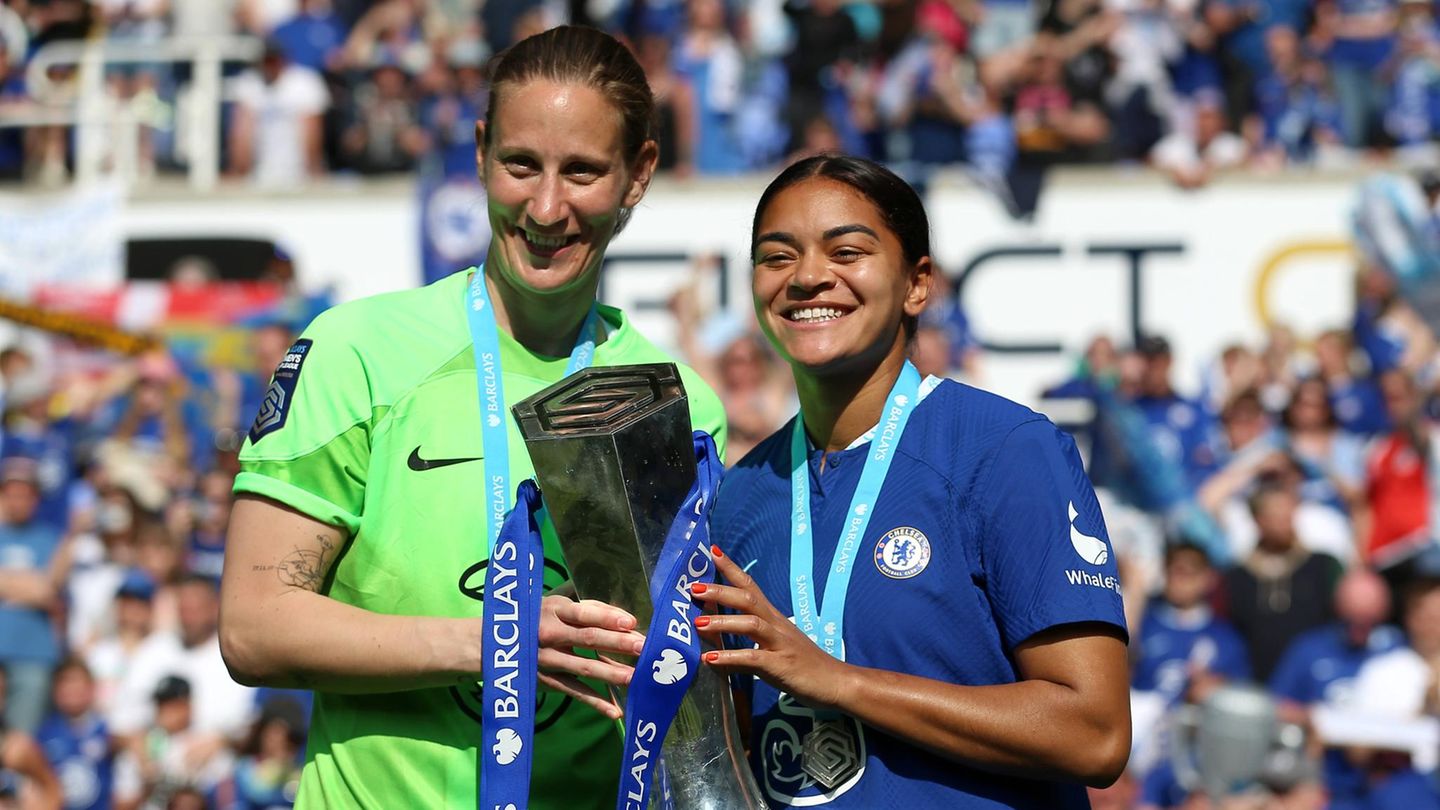 Ann-Katrin Berger (Germany) and Jess Carter (England) Women's European Championship: Ann-Katrin Berger and partner Jess Carter in the Chelsea jersey with a trophy