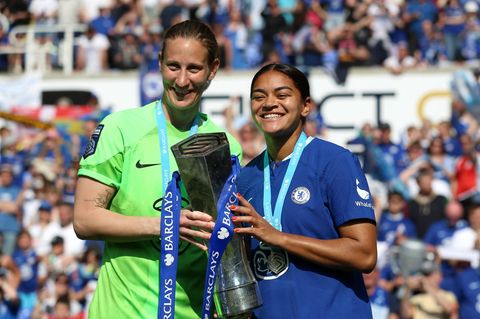 Frauen-EM: Ann-Katrin Berger und Partnerin Jess Carter im Chelsea-Trikot mit Pokal