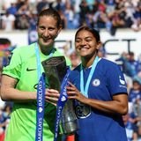 Frauen-EM: Ann-Katrin Berger und Partnerin Jess Carter im Chelsea-Trikot mit Pokal