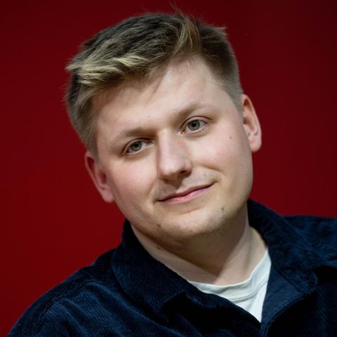 Portrait von Internetberühmtheit und Satiriker El Hotzo