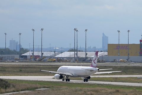 Abschiebeflug: Ein Flugzeug rollt auf dem Flughafen Leipzig/Halle über einen Taxi-Way
