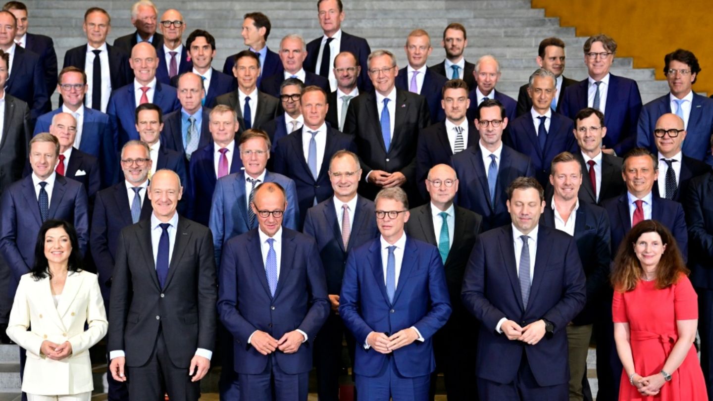 Gruppenfoto vom Treffen im Kanzleramt
