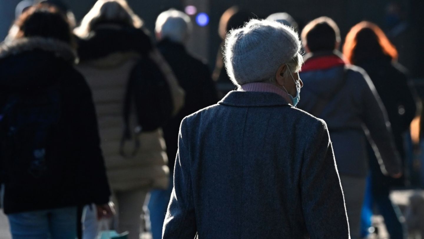 Menschen auf Straße in Berlin