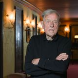 Am 16. Juli verstarb Theatermacher Claus Peymann im Alter von 88 Jahren in seinem Haus in Berlin-Köpenick. Von 1999 bis 2017 war er Intendant des Berliner Ensembles. Peymann schrieb Theatergeschichte. Er arbeitete mit Autoren wie Thomas Bernhard und Thomas Brasch, Botho Strauß, Peter Turrini, Peter Handke, George Tabori und Elfriede Jelinek zusammen. Nach Stationen am Stuttgarter Staatstheater, Schauspielhaus Bochum und Wiener Burgtheater kam er 1999 nach Berlin. Bis zu seinem Abschied im Sommer 2017 feierte er am Berliner Ensemble Zuschauerrekorde und ärgerte sich über Kritiker, die seine Klassiker-Inszenierungen als altbacken bezeichneten