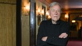 Am 16. Juli verstarb Theatermacher Claus Peymann im Alter von 88 Jahren in seinem Haus in Berlin-Köpenick. Von 1999 bis 2017 war er Intendant des Berliner Ensembles. Peymann schrieb Theatergeschichte. Er arbeitete mit Autoren wie Thomas Bernhard und Thomas Brasch, Botho Strauß, Peter Turrini, Peter Handke, George Tabori und Elfriede Jelinek zusammen. Nach Stationen am Stuttgarter Staatstheater, Schauspielhaus Bochum und Wiener Burgtheater kam er 1999 nach Berlin. Bis zu seinem Abschied im Sommer 2017 feierte er am Berliner Ensemble Zuschauerrekorde und ärgerte sich über Kritiker, die seine Klassiker-Inszenierungen als altbacken bezeichneten