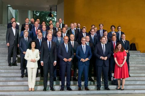 Gruppenfoto zum Investitionsgipfel im Kanzleramt mit Friedrich Merz