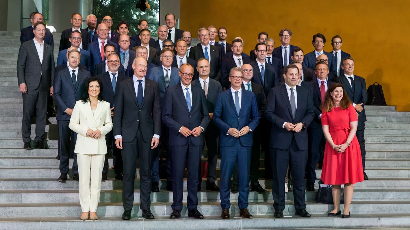 Gruppenfoto zum Investitionsgipfel im Kanzleramt mit Friedrich Merz