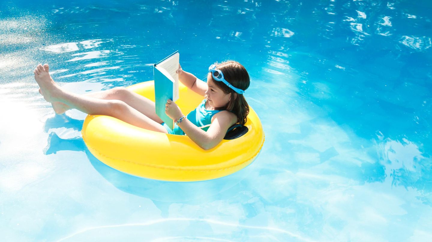 Kind während der Sommerferien im Schwimmbad