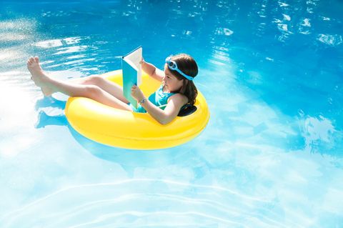 Kind während der Sommerferien im Schwimmbad