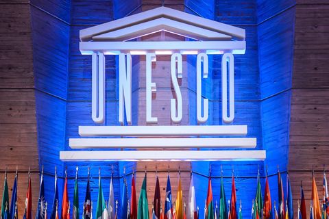 Fahnen der Mitgliedsländerwehen vor dem Unesco-Hauptquartier in Paris