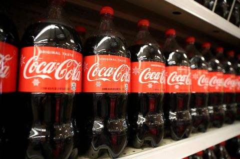 Coca-Cola Flaschen in einem Supermarktregal in den USA