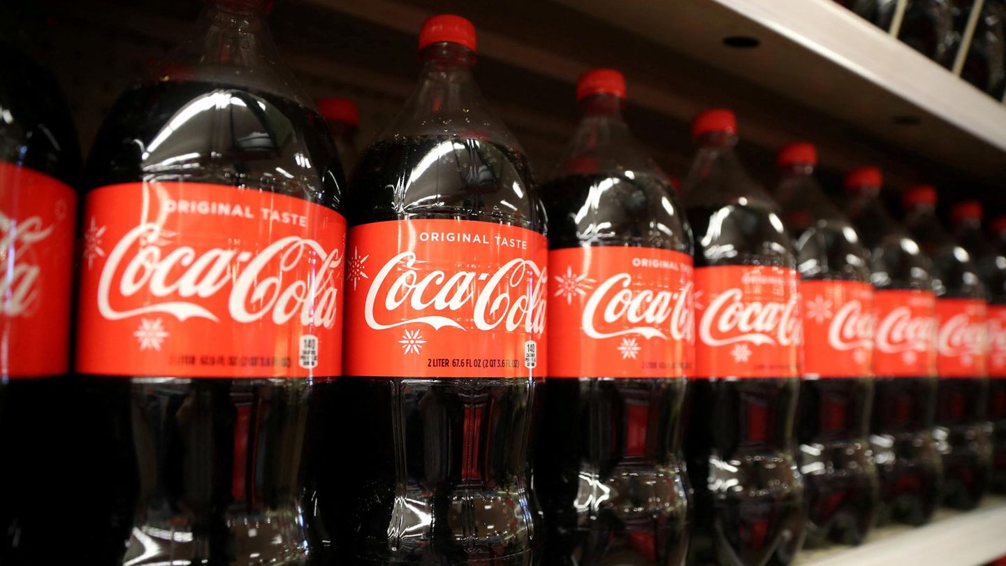 Coca-Cola Flaschen in einem Supermarktregal in den USA Coca-Cola Flaschen in einem Supermarktregal in den USA