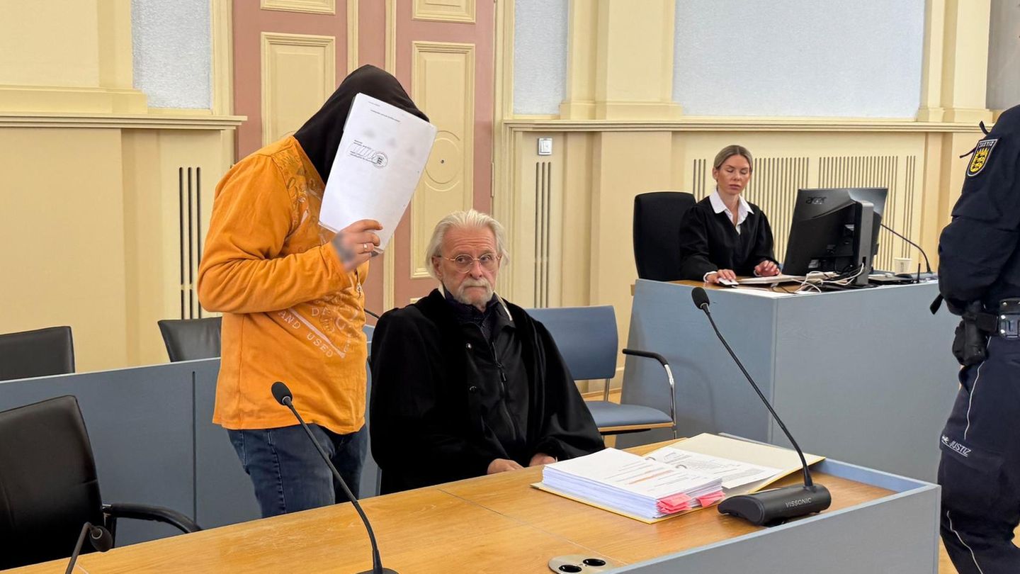 Der angeklagte Fahrlehrer im Gerichtssaal mit seinem Anwalt