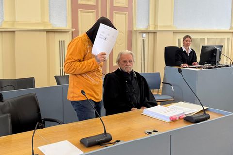 Der angeklagte Fahrlehrer im Gerichtssaal mit seinem Anwalt