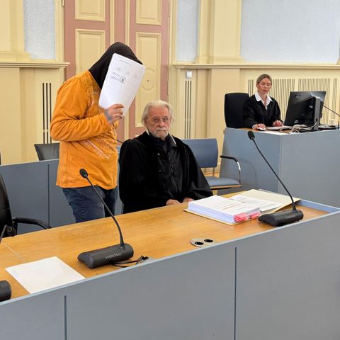 Der angeklagte Fahrlehrer im Gerichtssaal mit seinem Anwalt