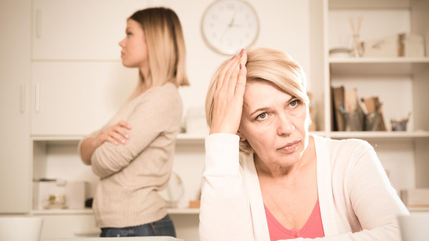 Eine ältere und eine jüngere Frau stehen genervt voneinander in der Küche. Welche Beziehung haben sie zueinander?