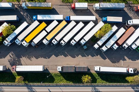 Ein Lkw-Fahrer sitzt seit einer Woche auf einer Raststätte an der A6 fest