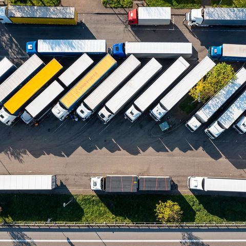 Ein Lkw-Fahrer sitzt seit einer Woche auf einer Raststätte an der A6 fest