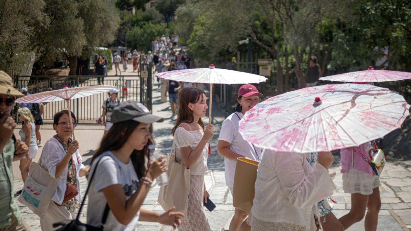 Touristen Anfang Juli an der Akropolis in Athen