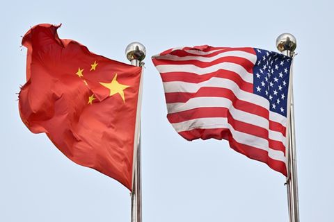 Flaggen Chinas und der USA