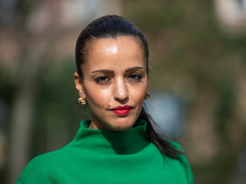 Sawsan Chebli (SPD) steht in einem Garten. Sawsan Chebli (SPD) steht in einem Garten.