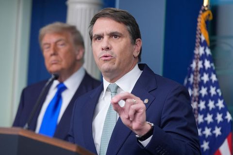 Der stellvertretende US-Justizminister Todd Blanche spricht, während Präsident Donald Trump ihm zuhört