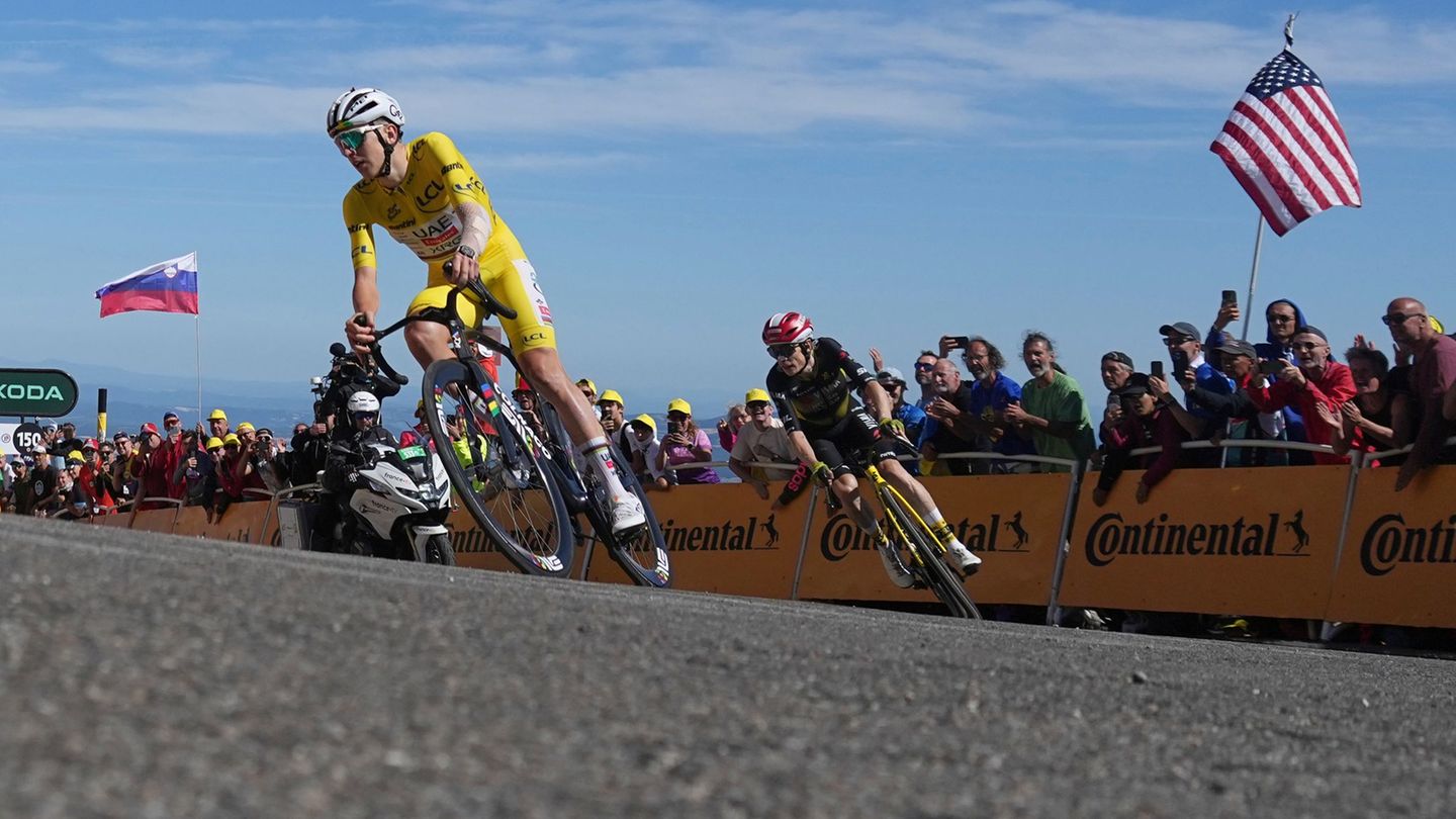 Tour de France: Vingegaard keeps up with Pogacar and crashes into photographers