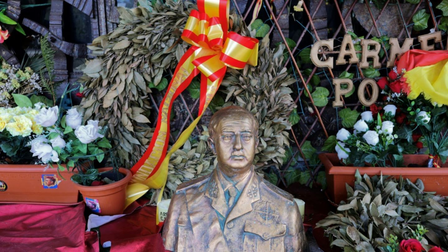 Franco-Büste vor dessen Mausoleum in El Pardo