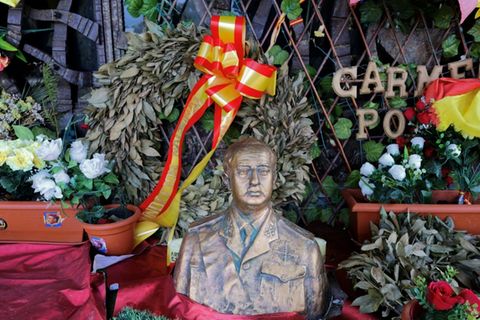 Franco-Büste vor dessen Mausoleum in El Pardo