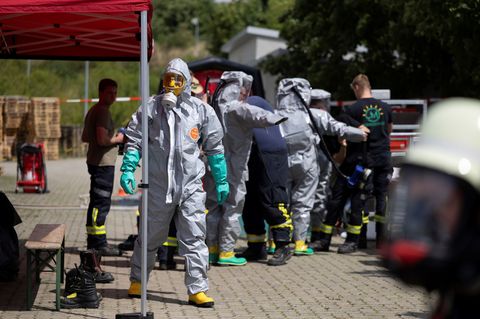Einsatzkräfte in speziellen Schutzanzügen sind im Einsatz, um mit freigesetztem Arsen nicht in Berührung zu kommen