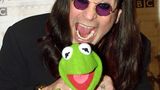 Immer wieder sorgte der Musiker für Skandale. Bei einem Konzert biss er – nein, nicht wie hier zu sehen einem Frosch – sondern einer Fledermaus, die ein Zuschauer auf die Bühne geworden hatte, den Kopf ab, weil er sie für ein Gummitier hielt. Immer wieder wurde ihm vorgeworfen, ein Teufelsanbeter zu sein, doch Osbourne wies das stets zurück, mit schwarzer Magie habe er auch nichts am Hut