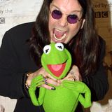 Immer wieder sorgte der Musiker für Skandale. Bei einem Konzert biss er – nein, nicht wie hier zu sehen einem Frosch – sondern einer Fledermaus, die ein Zuschauer auf die Bühne geworden hatte, den Kopf ab, weil er sie für ein Gummitier hielt. Immer wieder wurde ihm vorgeworfen, ein Teufelsanbeter zu sein, doch Osbourne wies das stets zurück, mit schwarzer Magie habe er auch nichts am Hut