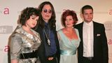 Einem jüngeren Publikum ist er vor allem als exzentrischer Familienvater aus der preisgekrönten Doku-Soap "The Osbournes" bekannt. 2002 konnte die Welt seine Ehe mit Sharon und das verrückte Leben mit den nicht weniger schillernden Kindern Kelly (l.) und Jack (r.) hautnah miterleben, als sich die Osbournes Tag und Nacht für MTV filmen ließen. Das half auch seiner musikalischen Karriere