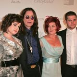 Einem jüngeren Publikum ist er vor allem als exzentrischer Familienvater aus der preisgekrönten Doku-Soap "The Osbournes" bekannt. 2002 konnte die Welt seine Ehe mit Sharon und das verrückte Leben mit den nicht weniger schillernden Kindern Kelly (l.) und Jack (r.) hautnah miterleben, als sich die Osbournes Tag und Nacht für MTV filmen ließen. Das half auch seiner musikalischen Karriere