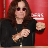 In den letzten Jahren hatte der legendäre Frontmann, der bürgerlich John Michael Osbourne hieß, mit zahlreichen gesundheitlichen Problemen zu kämpfen. 2019 war bei ihm Parkinson diagnostiziert worden