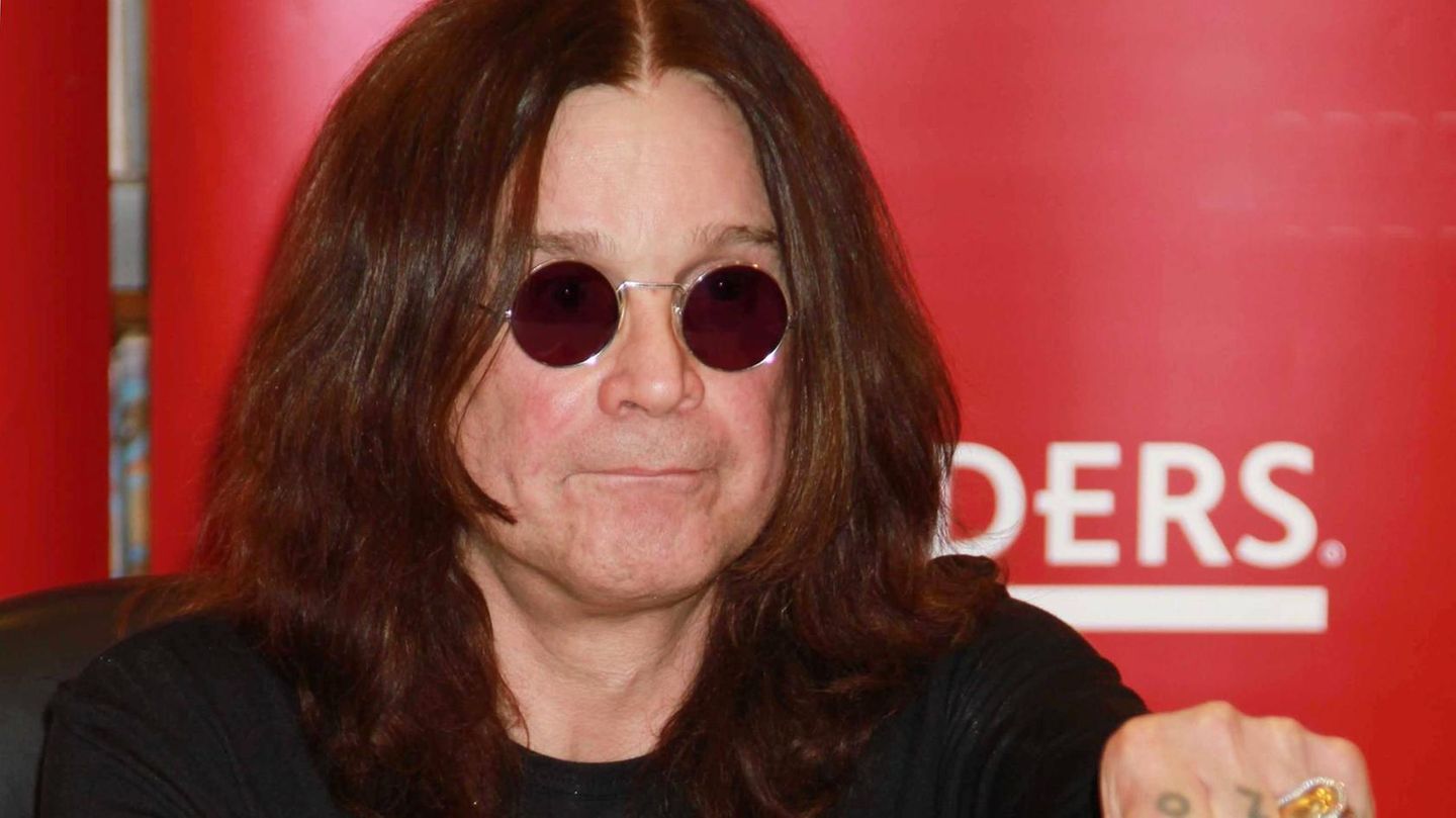 In den letzten Jahren hatte der legendäre Frontmann, der bürgerlich John Michael Osbourne hieß, mit zahlreichen gesundheitlichen Problemen zu kämpfen. 2019 war bei ihm Parkinson diagnostiziert worden