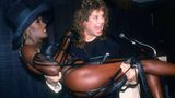 Sein wildes Auftreten, hier mit Grace Jones 1989; das Spiel mit der Provokation und mit Horror-Elementen begeisterte die Fans, verschreckte aber besonders in den USA konservative und religiöse Gruppen