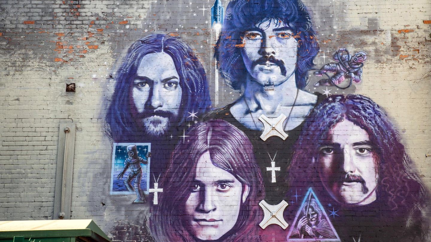 Ozzy Osbourne: Internationalen Ruhm erlangte Osbourne in den 70er Jahren als energiegeladener Frontmann von Black Sabbath. Die einflussreiche Heavy-Metal-Band wurde 1968 in Birmingham gegründet und wird bis heute in der Stadt mit zahlreichen Huldigungen verehrt. Hier zu sehen ist eine Abbildung an einer nach der Band benannten Brücke Internationalen Ruhm erlangte Osbourne in den 70er Jahren als energiegeladener Frontmann von Black Sabbath. Die einflussreiche Heavy-Metal-Band wurde 1968 in Birmingham gegründet und wird bis heute in der Stadt mit zahlreichen Huldigungen verehrt. Hier zu sehen ist eine Abbildung an einer nach der Band benannten Brücke