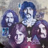 Internationalen Ruhm erlangte Osbourne in den 70er Jahren als energiegeladener Frontmann von Black Sabbath. Die einflussreiche Heavy-Metal-Band wurde 1968 in Birmingham gegründet und wird bis heute in der Stadt mit zahlreichen Huldigungen verehrt. Hier zu sehen ist eine Abbildung an einer nach der Band benannten Brücke