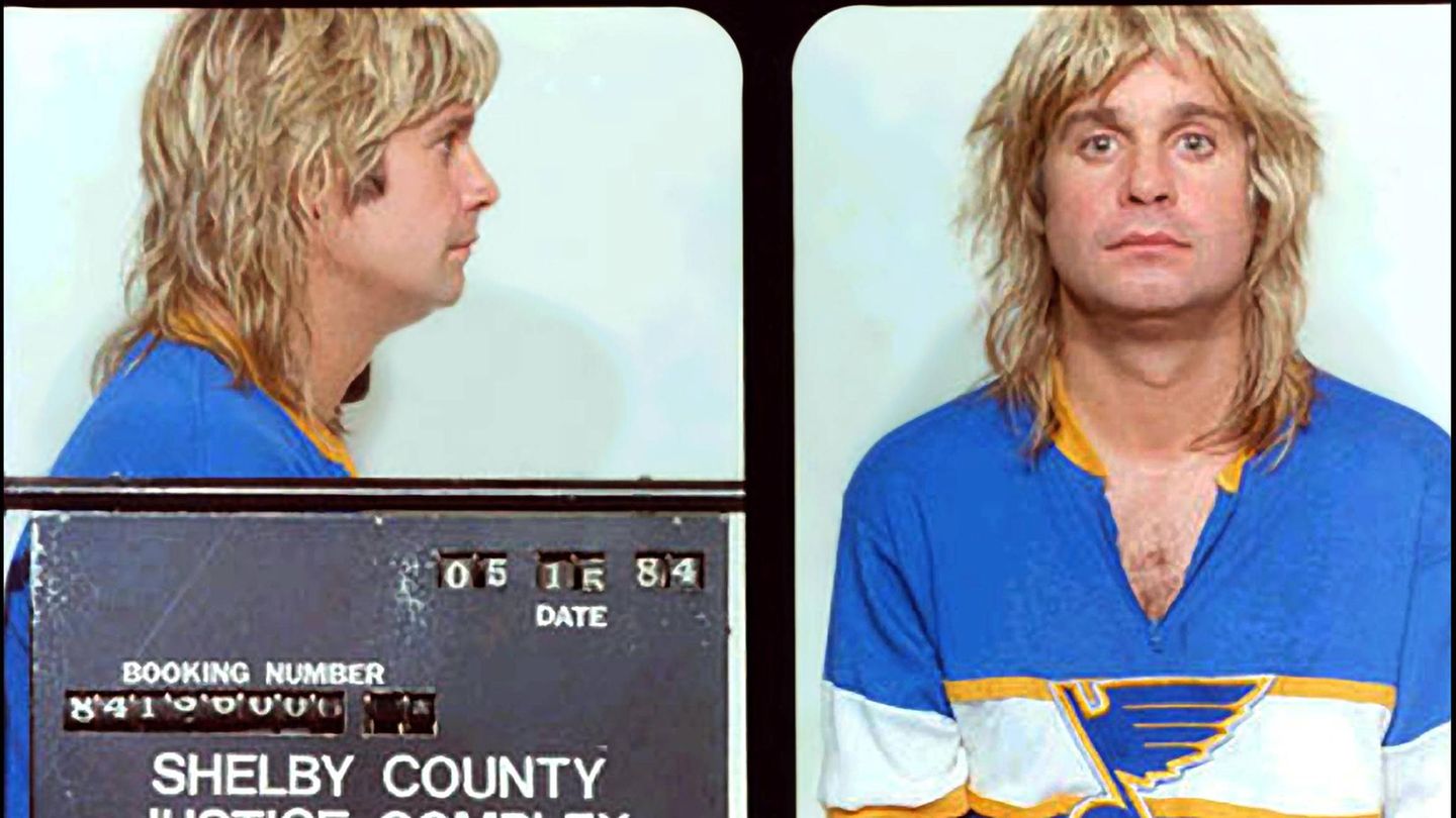 Ozzy Osbourne: Osbourne war nie ein Kind von Traurigkeit. Er war beispielsweise einmal in Memphis 1984 "atemberaubend betrunken“, so die Polizisten, die ihn gegen 0.30 Uhr festnahmen; wegen "public intoxication", öffentlicher Vergiftung. Auf der Wache ließen sie ihn ausnüchtern, dann durfte er gehen. Von einer Anklage wurde abgesehen Osbourne war nie ein Kind von Traurigkeit. Er war beispielsweise einmal in Memphis 1984 "atemberaubend betrunken“, so die Polizisten, die ihn gegen 0.30 Uhr festnahmen; wegen "public intoxication", öffentlicher Vergiftung. Auf der Wache ließen sie ihn ausnüchtern, dann durfte er gehen. Von einer Anklage wurde abgesehen