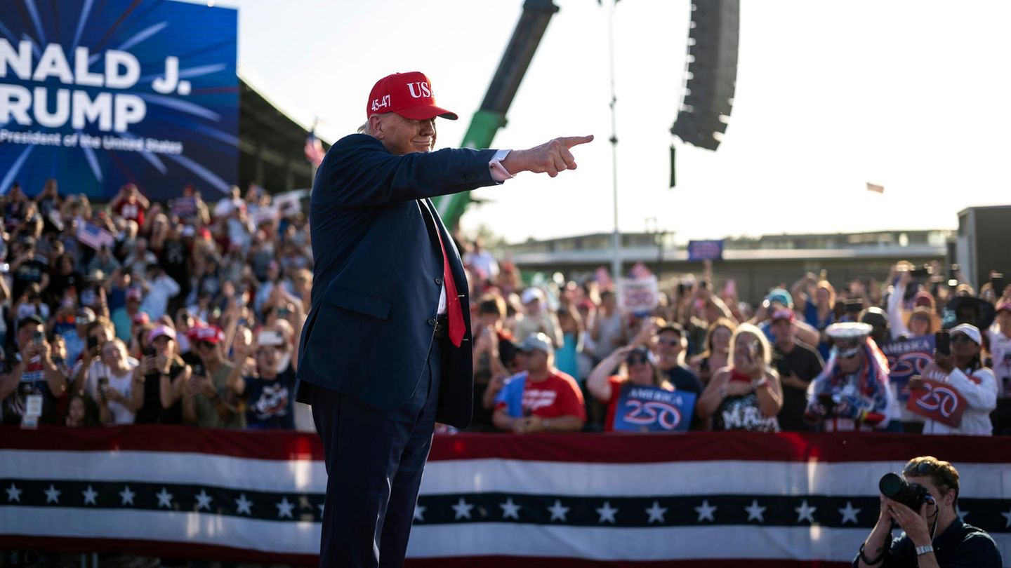 Donald Trump bei einer Kundgebung vor seinen Anhängern Donald Trump bei einer Kundgebung vor seinen Anhängern