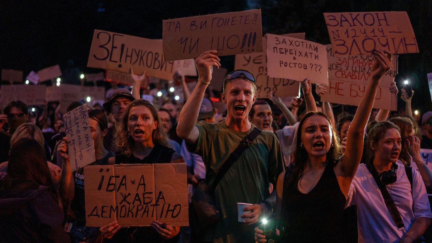 Ukraine limits independence from anti -corruption authorities