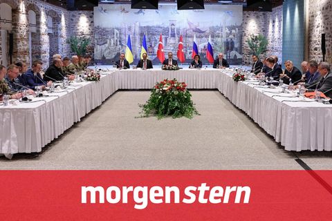 Delegationen der ukrainischen und der russischen Delegationen verhandeln unter Vermittlung der Türkei